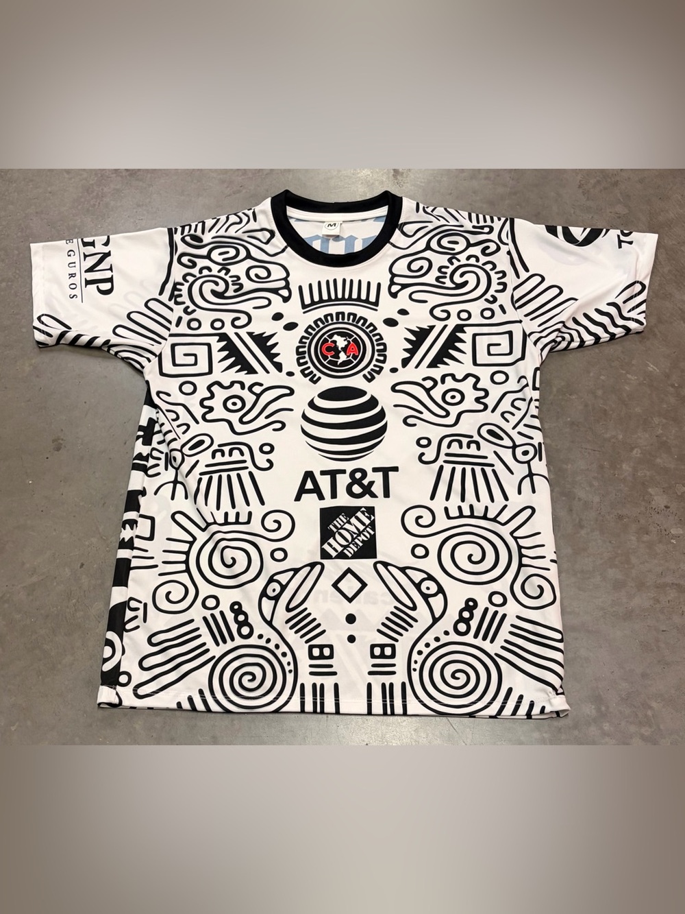 Club AmΓ©rica menβs White & Black Graphic Short Sleeve Tee